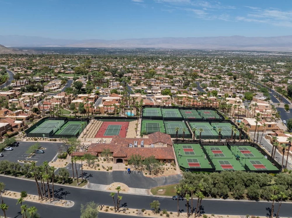 Desert Flower- Ironwood CC Condo Pool Spa