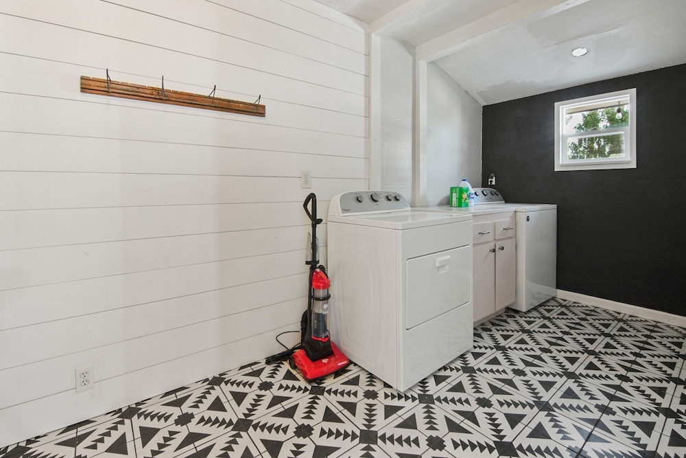 Karen in Phoenix With 4 Bedrooms and 2 Bathrooms