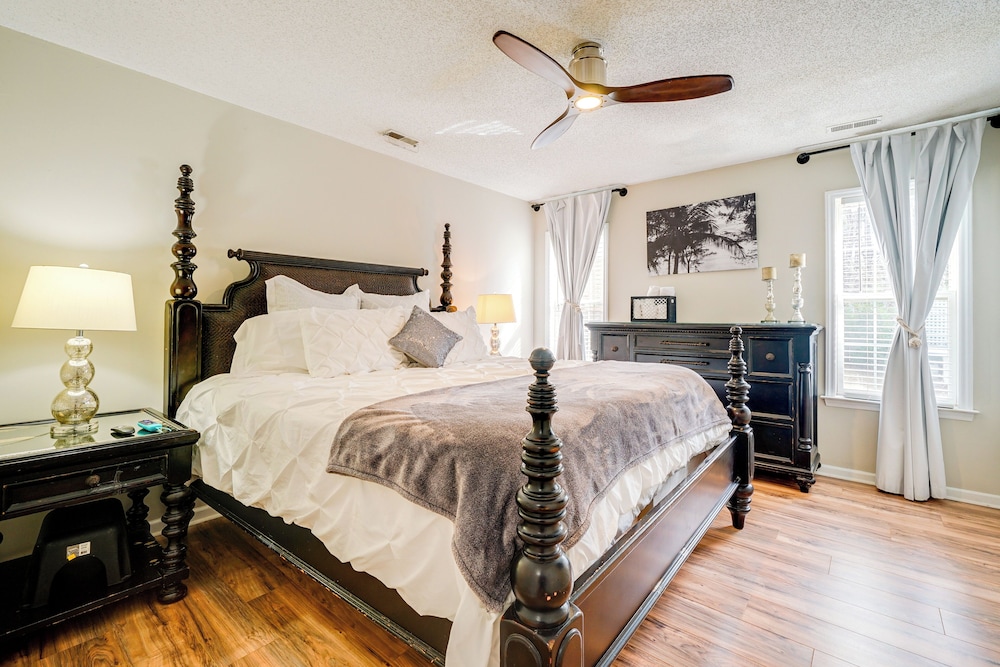 Pet-friendly Home w/ Private Hot Tub in Wilmington