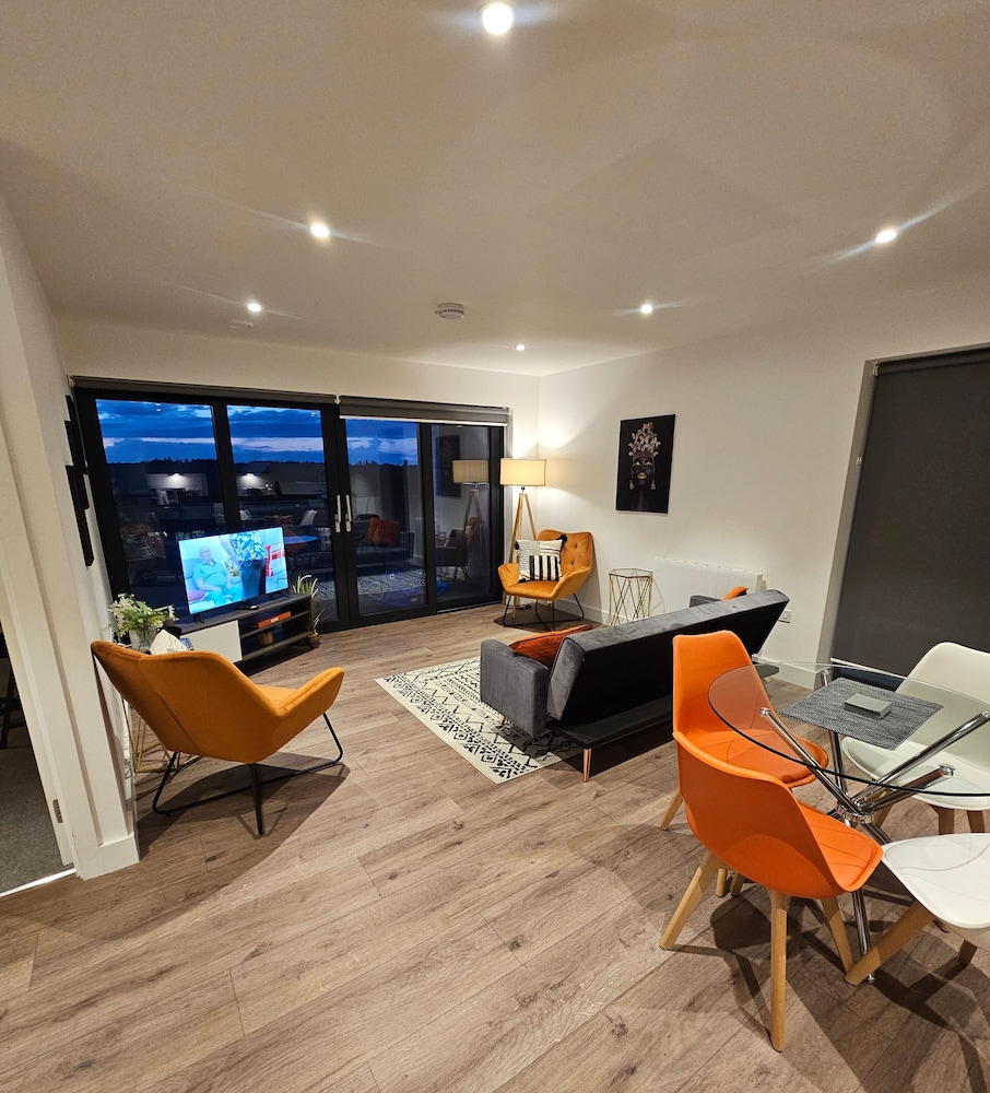 Balcony View Apartment- Sleeps 5 & Private Parking