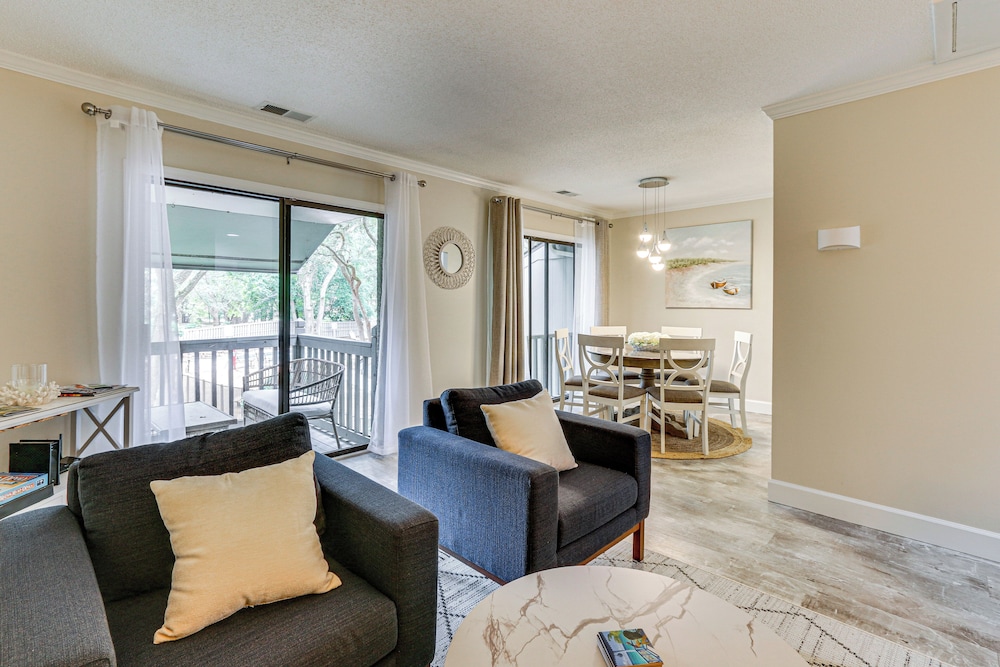 Walk to Folly Field Beach: Condo w/ Pool Access