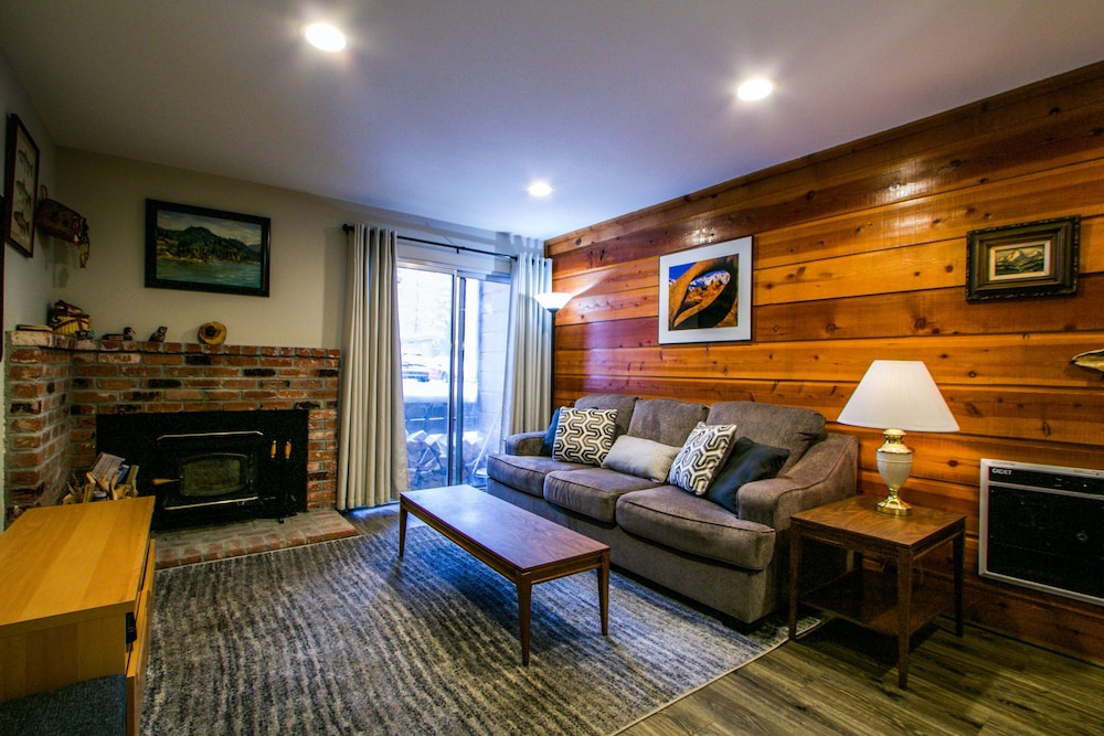 La Residence V S02 Remodeled and Cozy, Great Complex Amenities, Quiet Forest Setting by RedAwning