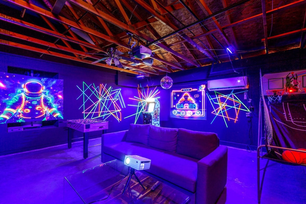 4BR-Retro Game Room-Theater-Pool & Spa