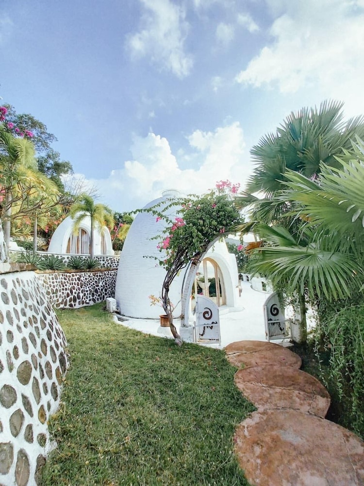 Mentigibay Dome Villa Lombok