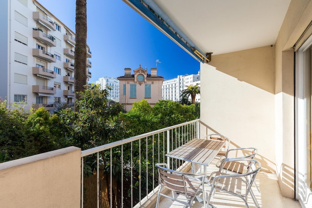 Large Studio apt for 2 With Balcony Walking Distance Croisette - 1977