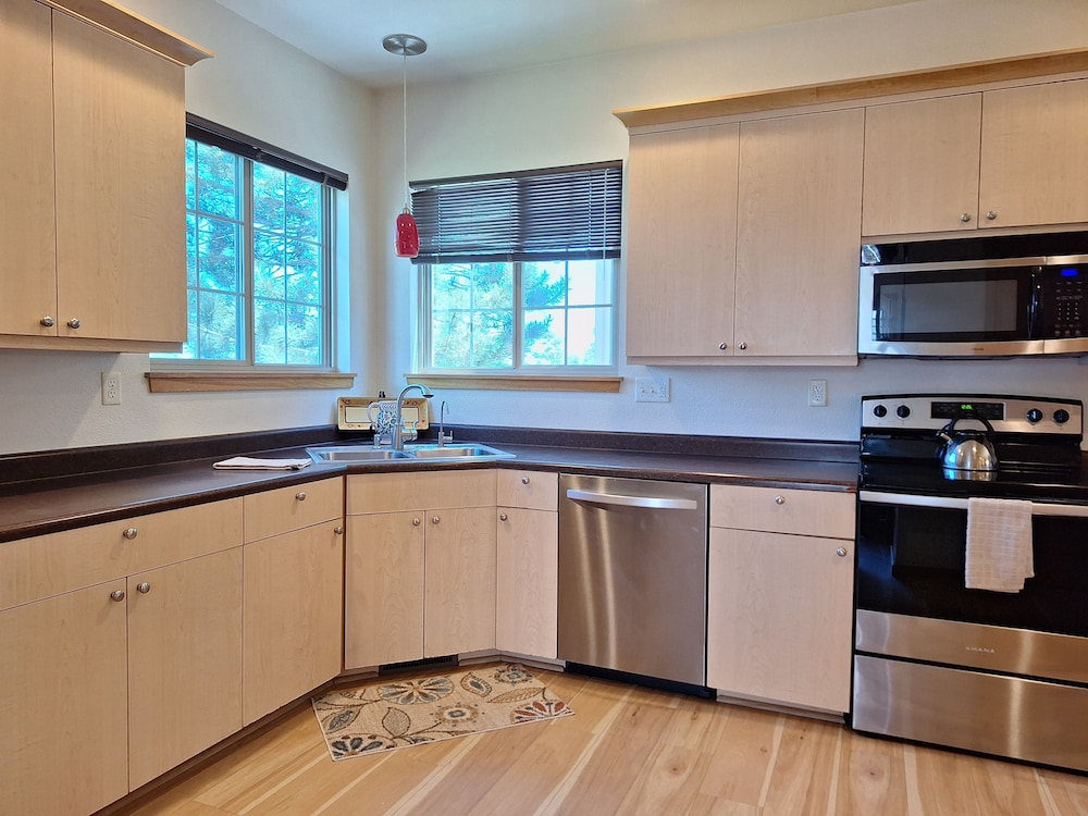Rigden Retreat Garage, Dog Friendly, Near Trails