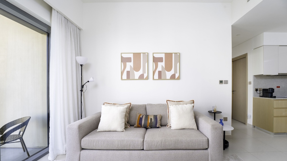 Sleek 1BR in Burj Royale with Canal View