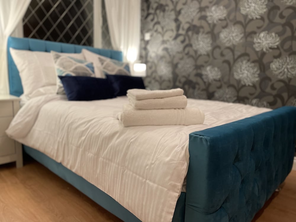 Beautiful 4 Bed Home With Free Parking view 5