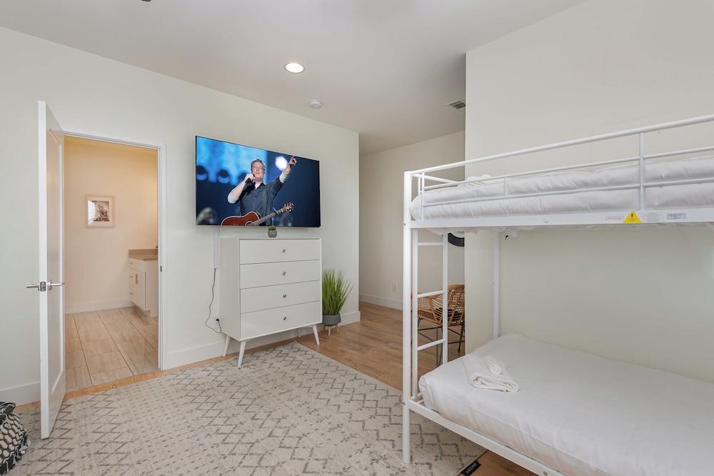 Citrine-private Patio & Balcony-near Germantown