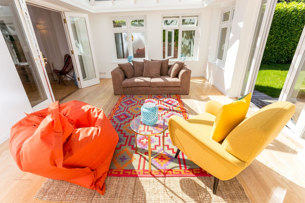 The Queen Edith Place - Lovely 6BDR Home in Secluded Neighbourhood