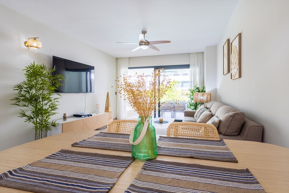 Chic 2BR Stay w Terrace Picuzzi 5 Min to Beach
