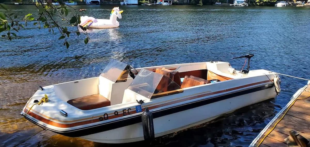 2 Romantic Island Cabins for 5 - Hot Tub Boat