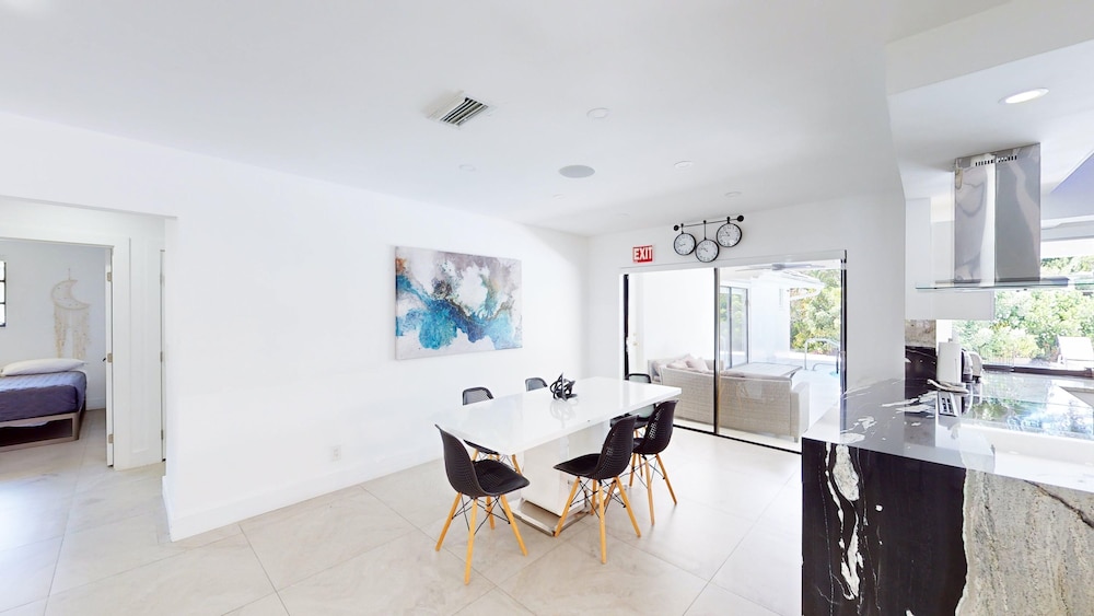 Villa Shapira 6BR Luxurious Designer Home With Heated Pool