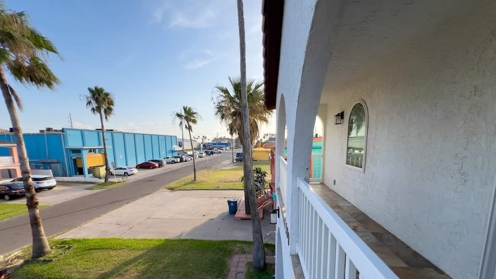 Fun Retro Island Vibe Sleeps 17 Beach 1 Block 4 Bedroom Home
