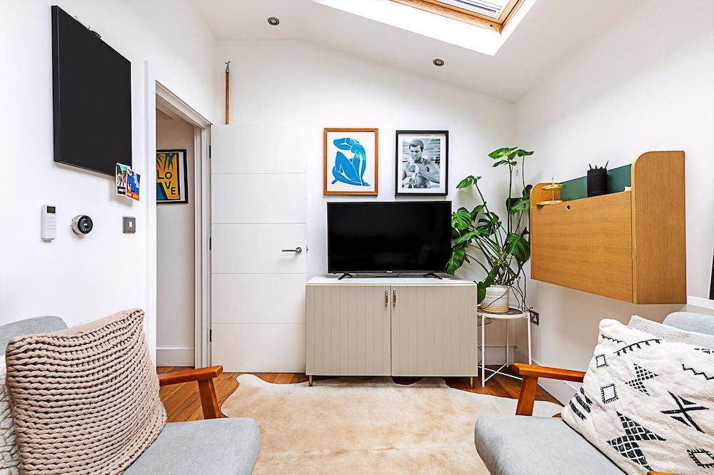 Modern & Airy 2-bed Gem in Trendy Stoke Newington