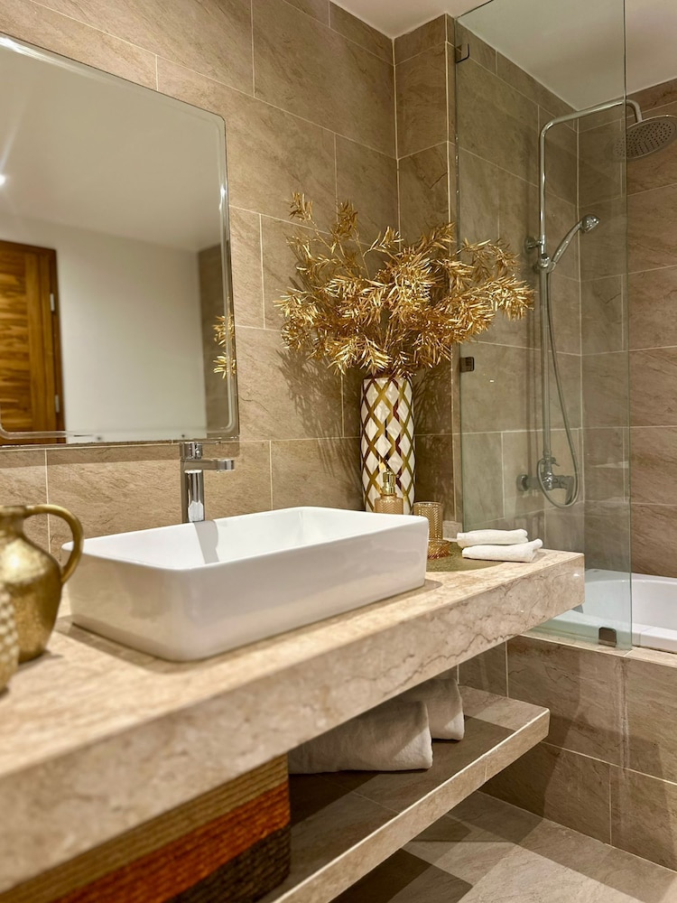 Hillside 2BR Seaview Pool Gym C258