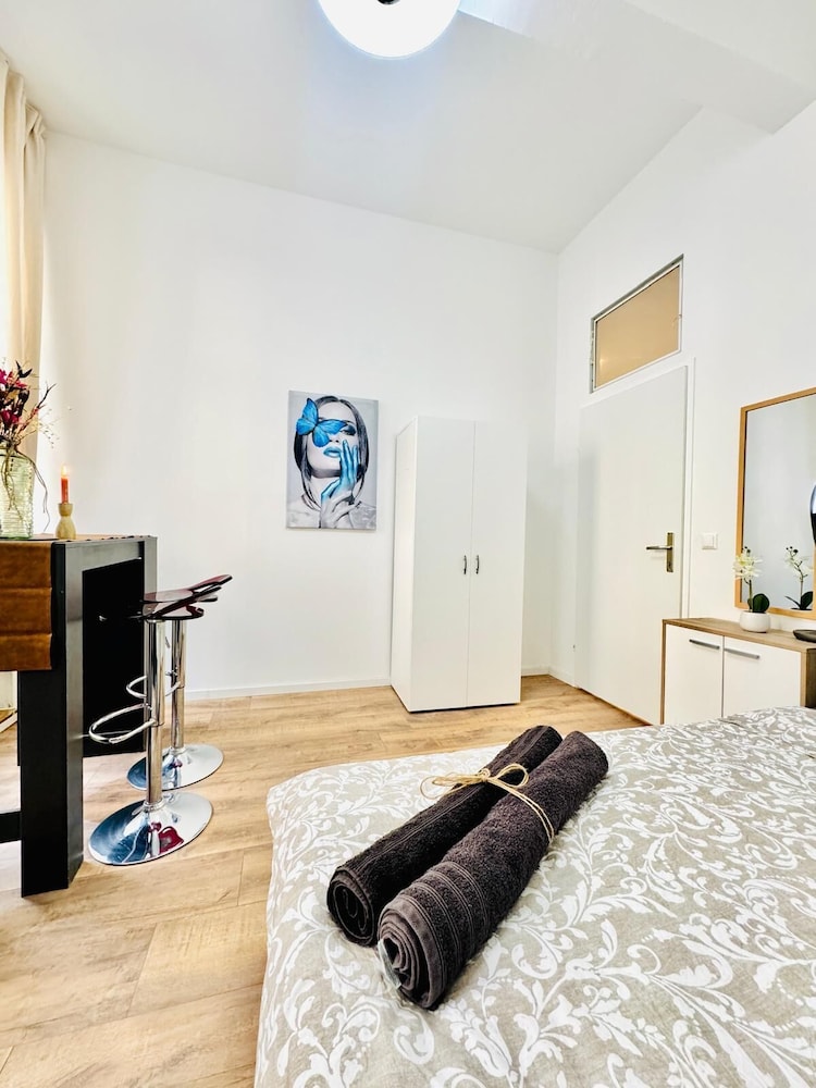 5BR Apt 10min to Matzleinsdorfer