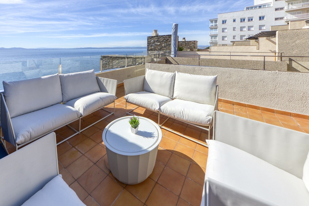 Apartment in Roses Near Rock Beach