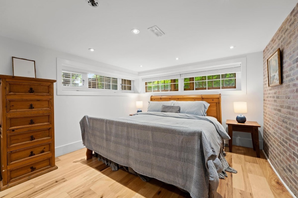 Luxurious Lower Level Apartment Closeto Downtown