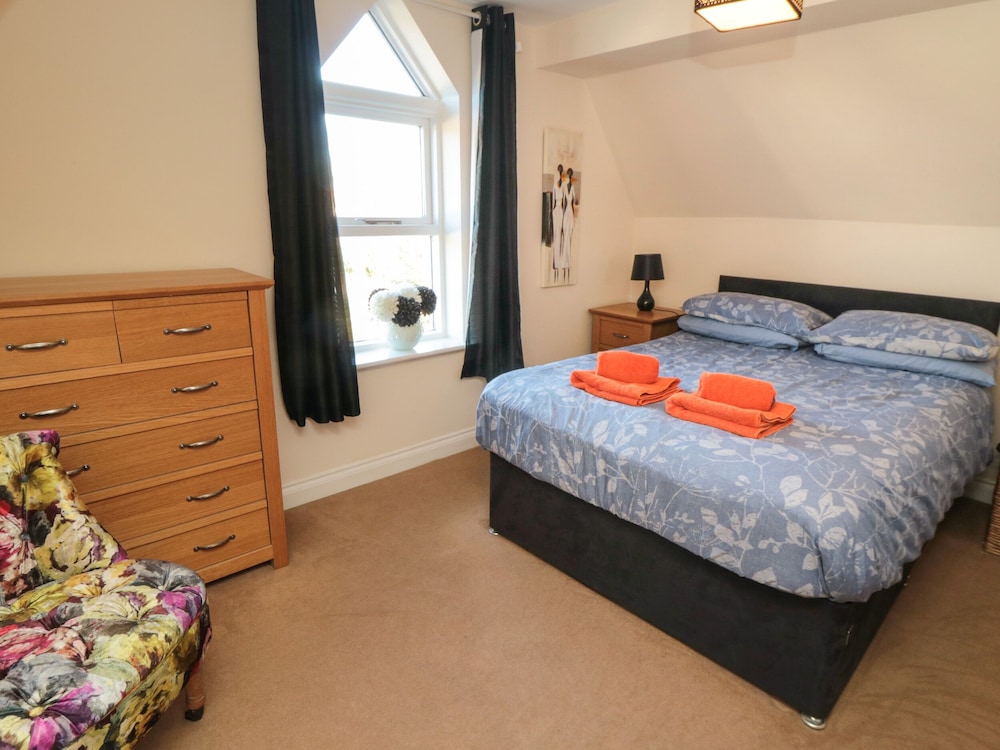Carisbrooke House, Apartment 6 view 3