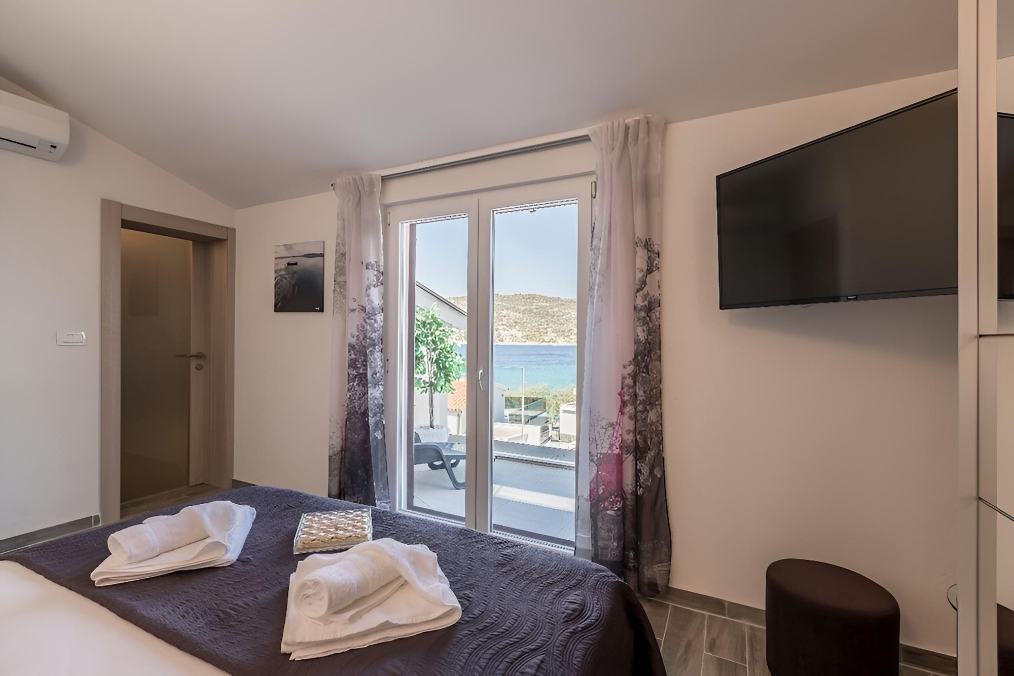 Goldie - 30 m From Beach - H view 2