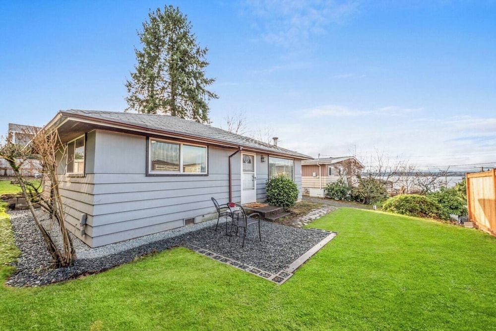 Lakeview Home in Renton, Walk to Beach, AC, Fenced