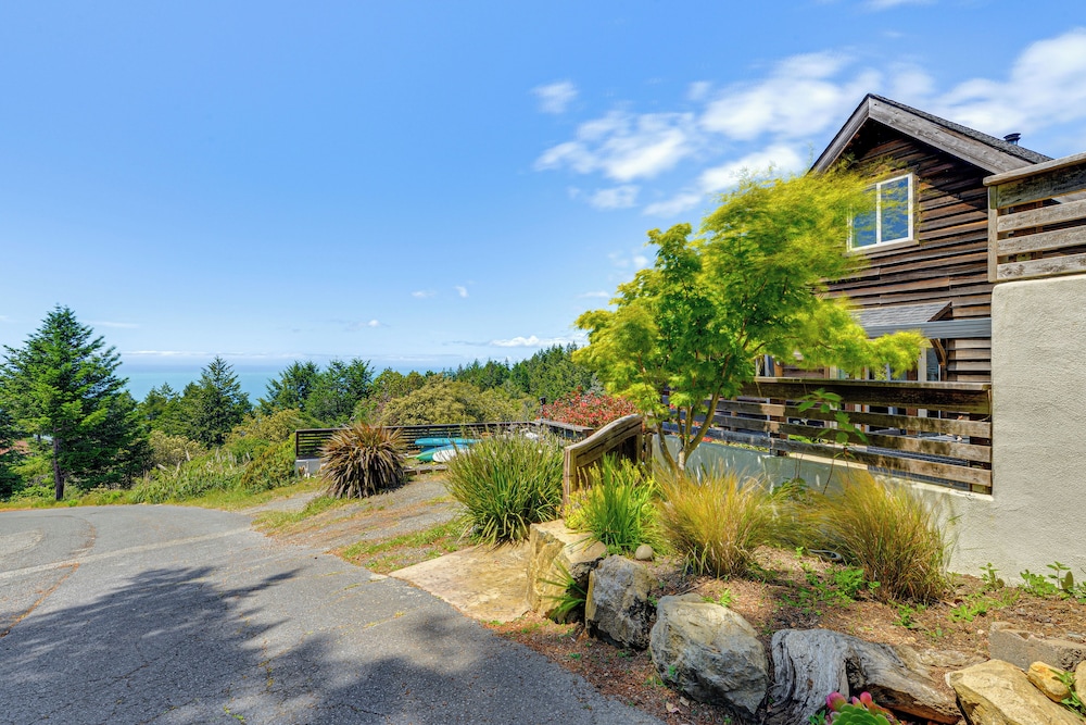 1 Mi to Black Sands Beach: Dreamy Coastal Cottage