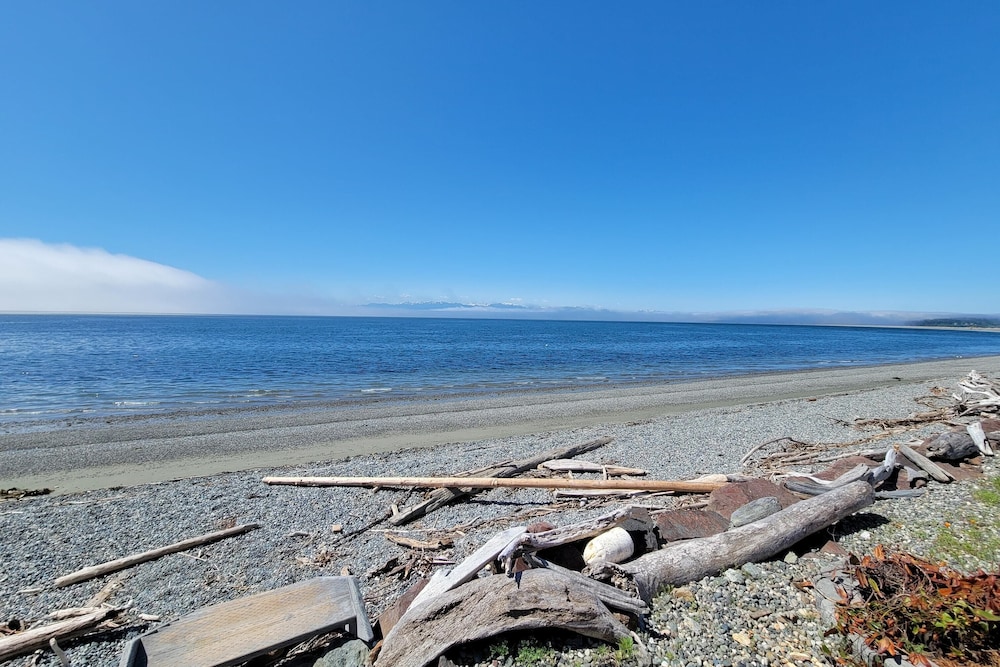 Totally Beachin' Getaway by Avantstay Waterfront view 4
