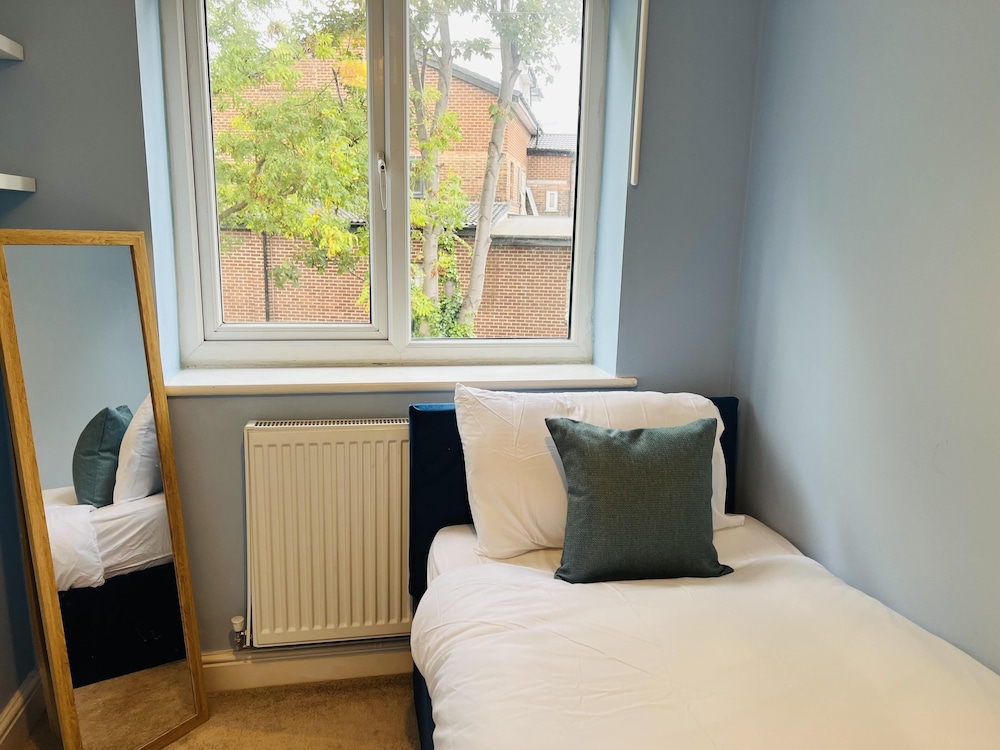 Charming 3-bed House in Levenshulme, Manchester view 3