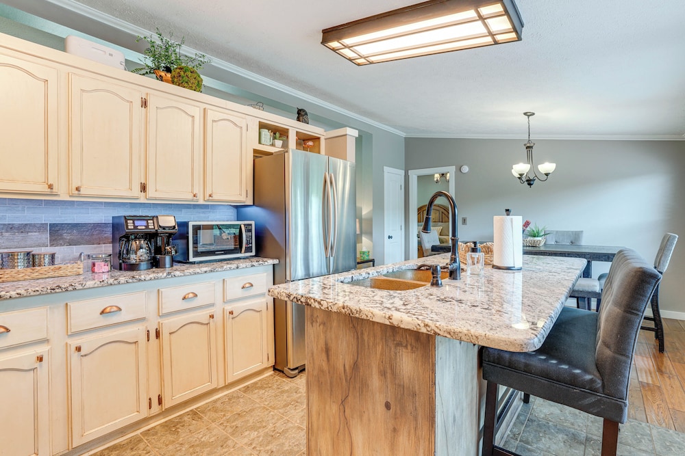 Outdoor Kitchen + Hot Tub: Table Rock Lake House