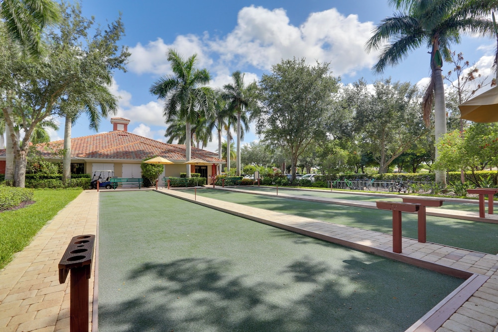 Lake View & Screened Balcony: Estero Getaway!
