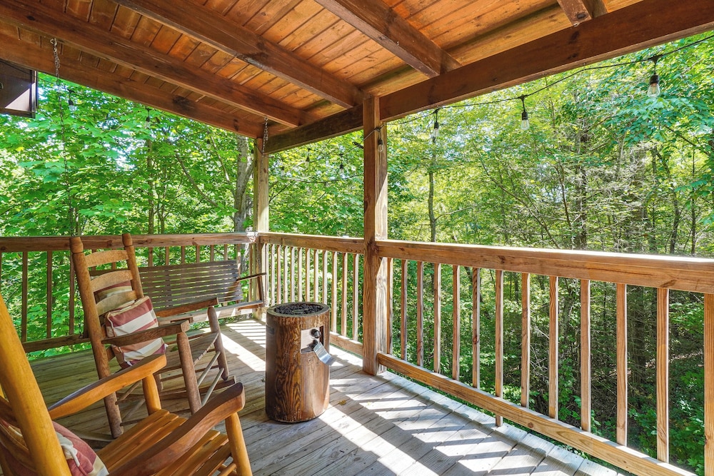 Hot Tub & Game Area: Rustic Cabin 5 Mi to Gsmnp