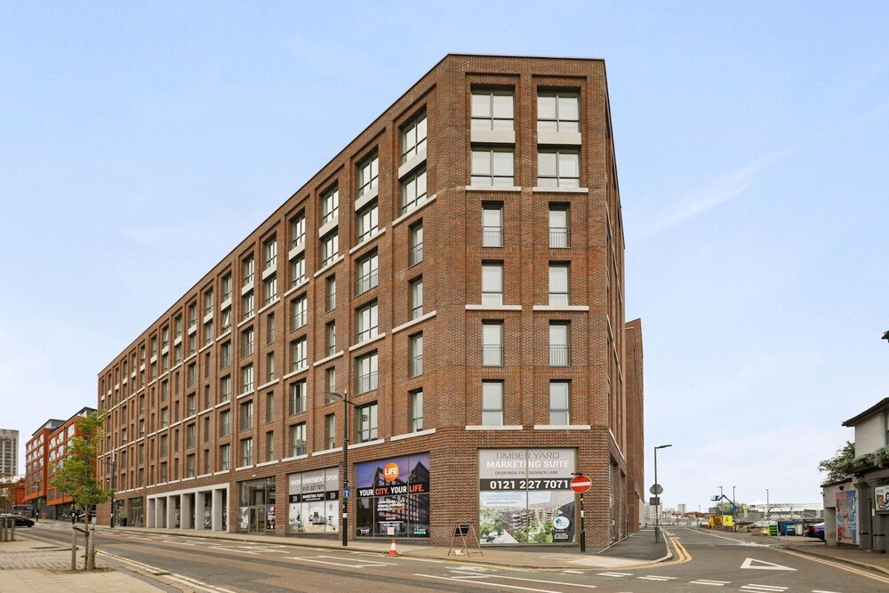 Contemporary 1 Bedroom Apartment - Chinese Quarter - Birmingham City Centre view 3