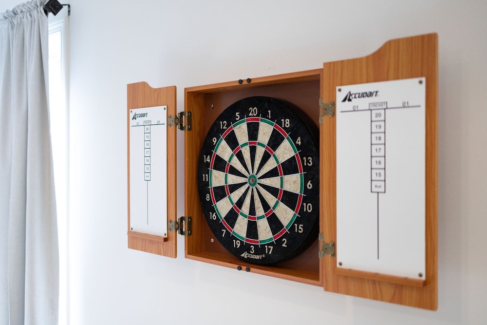 Cascadia Family Mansion Hot Tub Game Room Gym