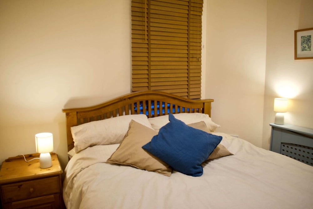 Newly Refurbed Home With Free Parking view 4