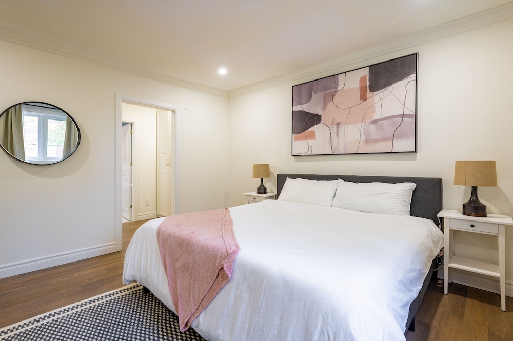 Cheerful 3 bedroom w/ indoor fireplace in Toronto - 02 free parking