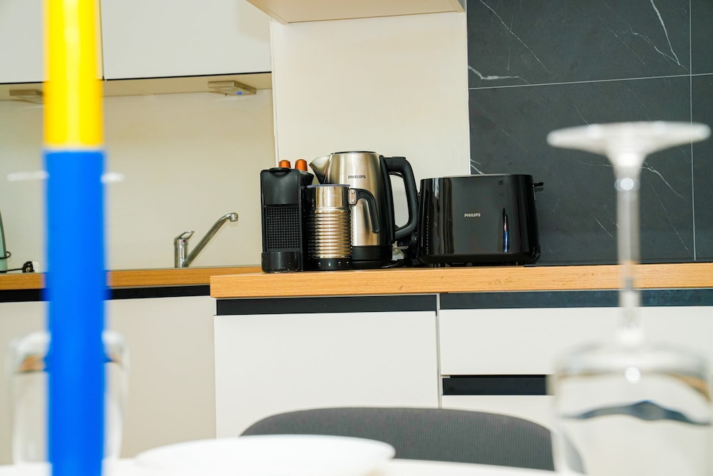 1BR Apt With Living Room Near CityArea