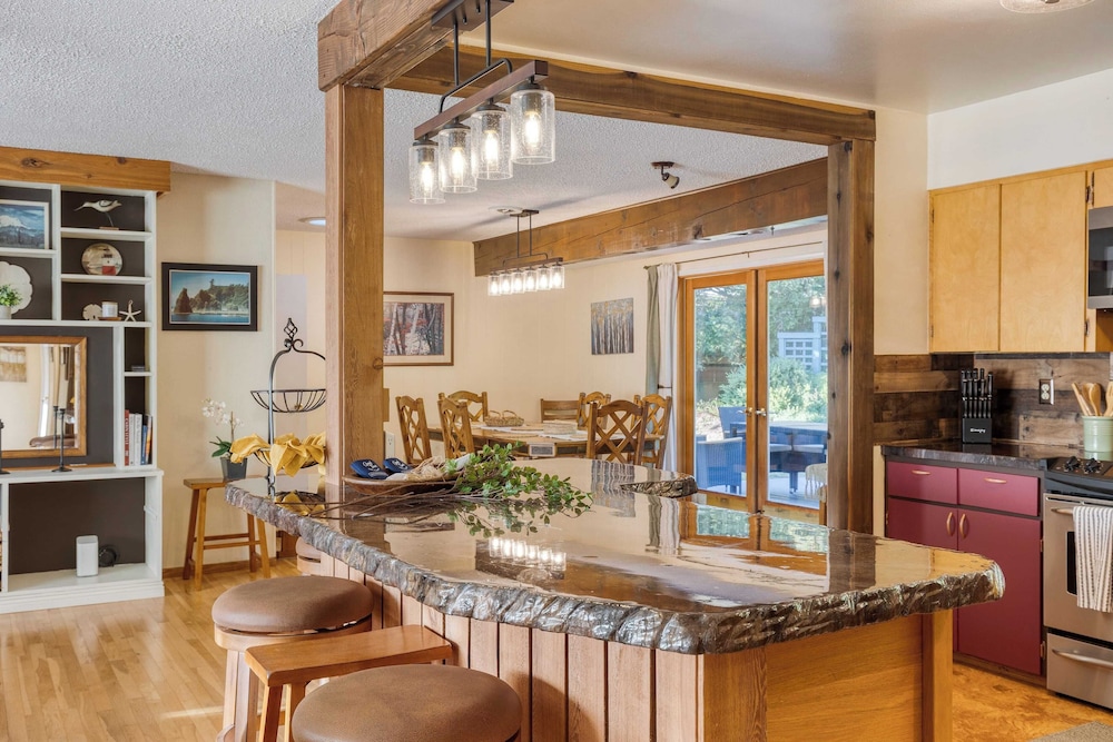Lodge Trails, Hot Tub, Walk to Cornet Bay