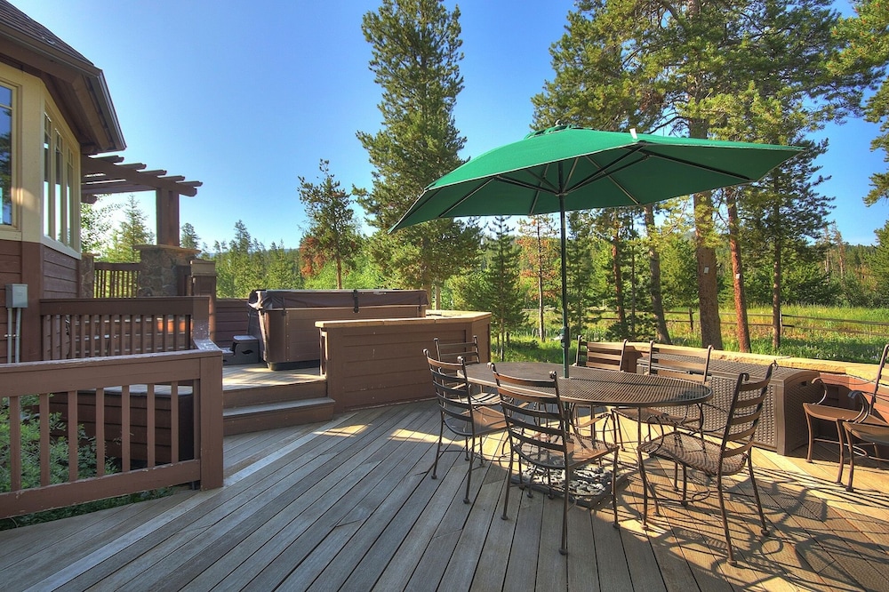 Marksberry Lodge 4 Bedroom Home by RedAwning