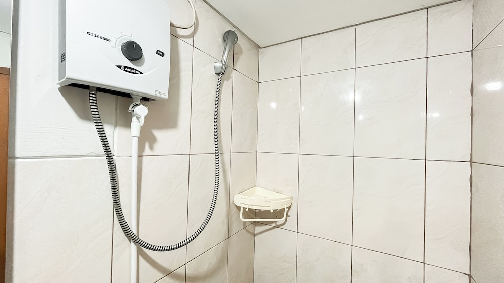 White Tone Studio At Amazana Serpong Apartment