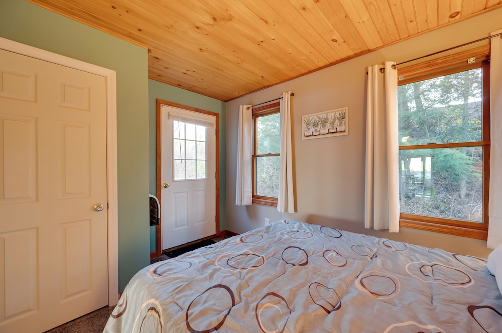 Lakeside Couple's Escape w/ Dock in Newport!