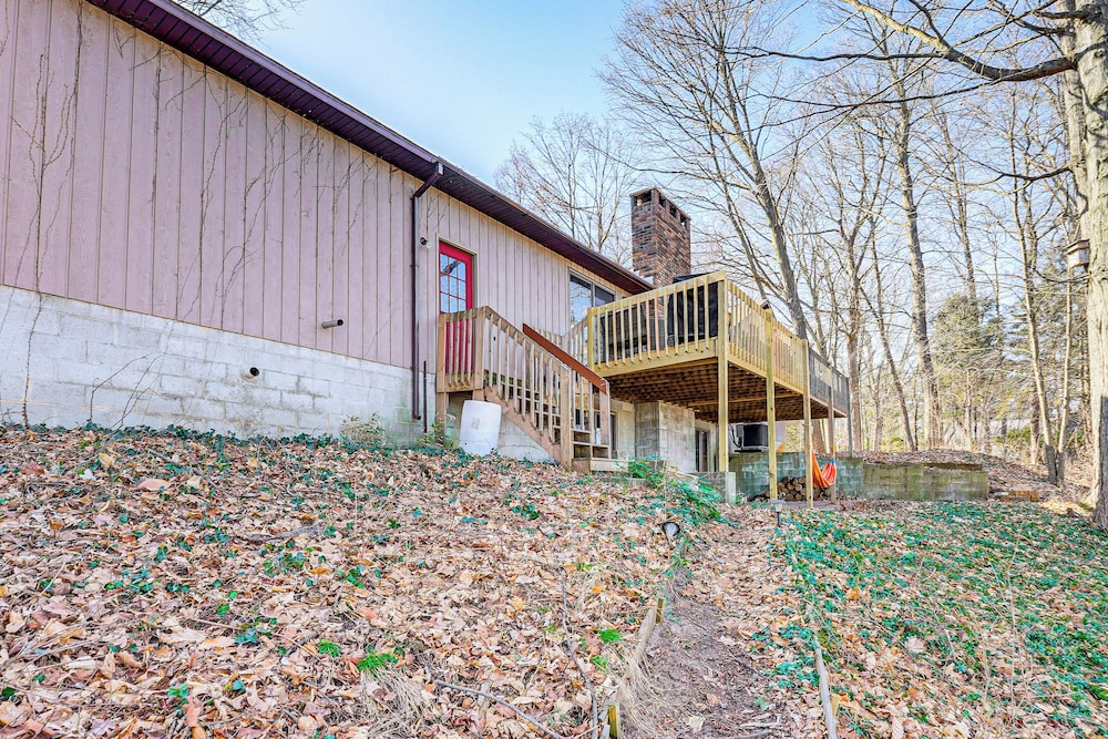 Lake View & Deck: Group Getaway in Whitehall!