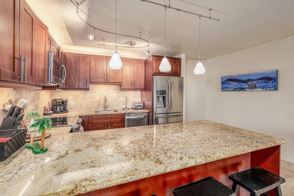 Kamaole Sands 2-406 - Luxurious Renovation - Penthouse Ocean Views - Split AC