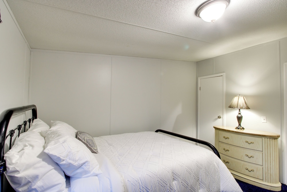 1 Mi to US Marine Base Albany: Cozy Getaway!