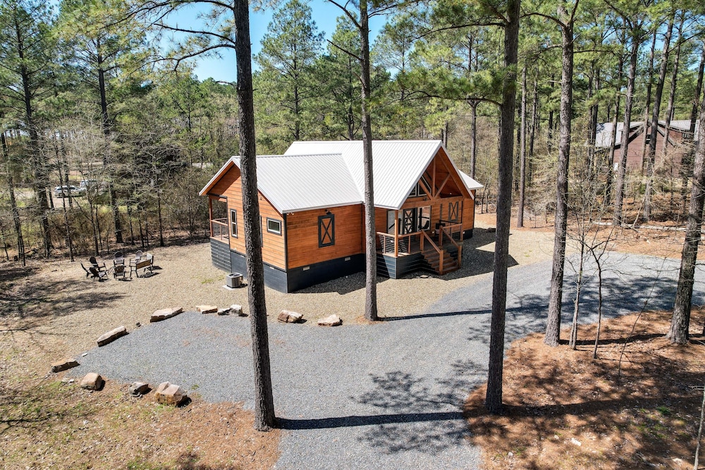 Family-friendly Broken Bow Cabin Rental w/ Hot Tub view 5