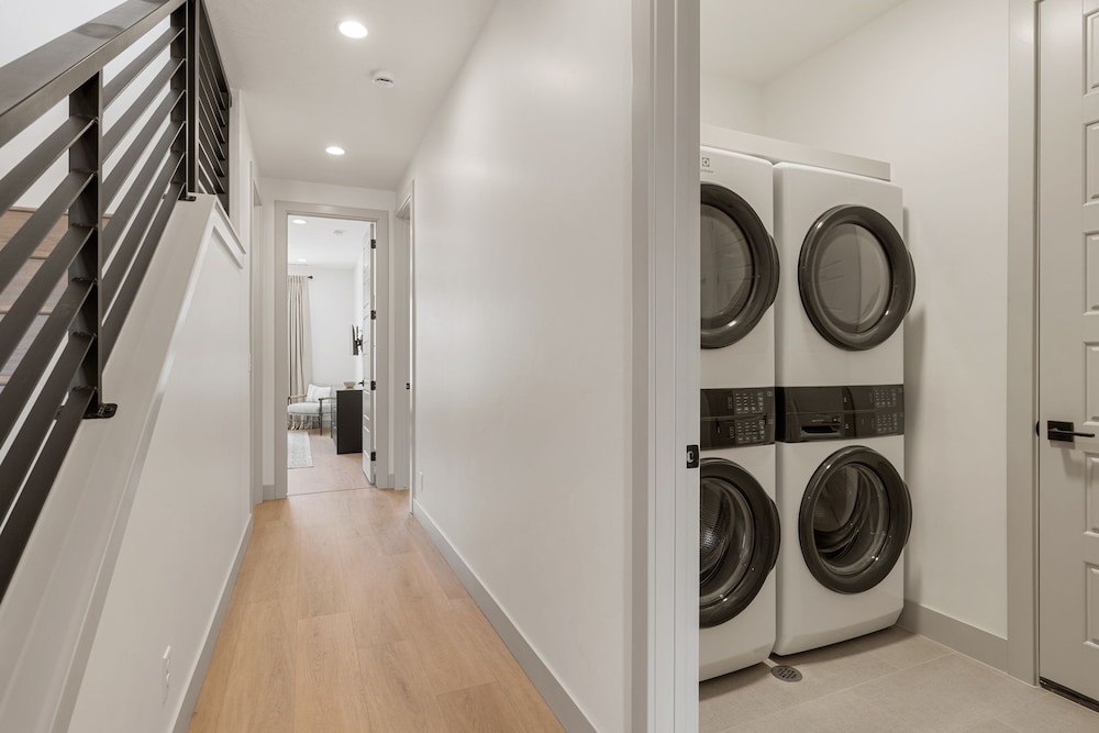 The Fish Bowl 6 Bedroom Townhouse