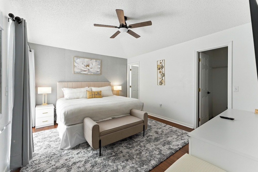 Carpet-free 4BR w/ Pool, 2 Master Bds, Near Disney