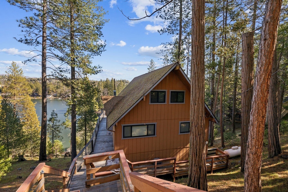 Golden Peak Cabin 3 Bedroom Home by Yosemite Region Resorts