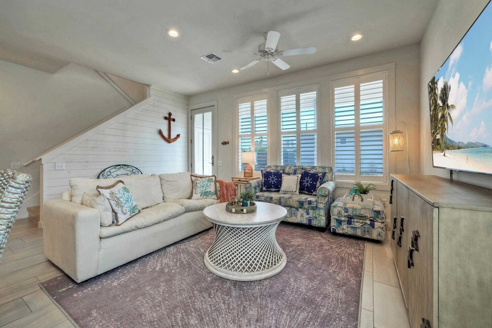 Sleeps 20 2 Homes in Mercer Village w/ Pool Heart of Old Town, Walkable