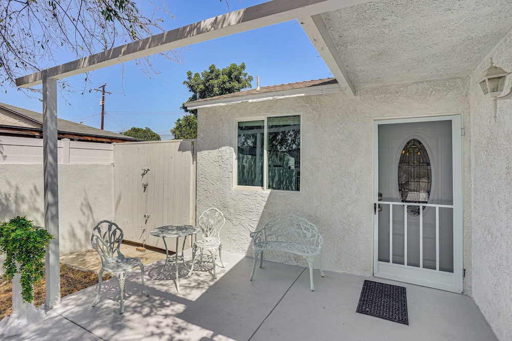 Between LA & Orange County: Quiet Getaway w/ Patio